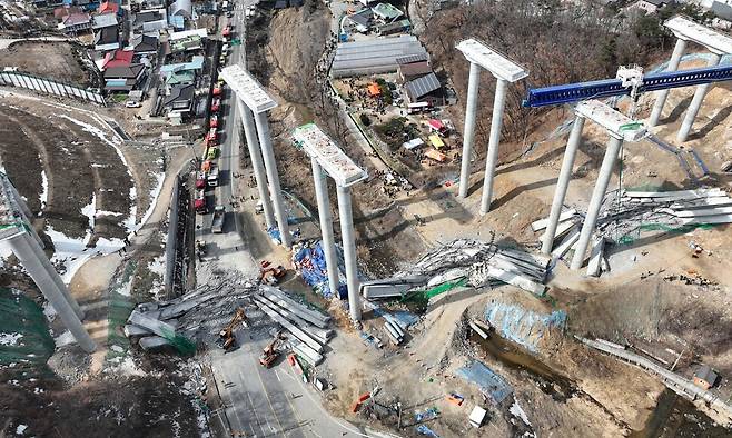 25일 오전 9시 49분께 경기도 안성시 서운면 산평리 서울세종고속도로 천안∼안성 구간 교량 연결작업 중 상판이 무너져 내려 작업 중이던 인부 10명이 숨지거나 다쳤다. 사진은 붕괴 현장 모습. 김혜윤 기자 unique@hai.co.kr