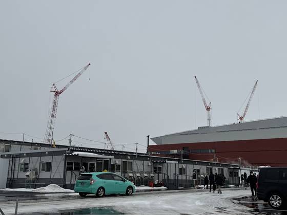 지난 12일 일본 홋카이도 지토세에 건설 중인 라피더스의 반도체 공장. 오후 3시가 지난 시간이지만 직원들이 공사 전용 사무소를 지나 출근하고 있다. 김현예 특파원
