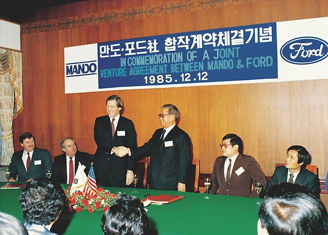 정인영 창업주는 1968년부터 자동차부품 생산 준비에 착수했다. 1985년 12월 12일 만도기계 포드(Ford)사와 합작계약 체결 당시 모습. [사진 HL홀딩스]