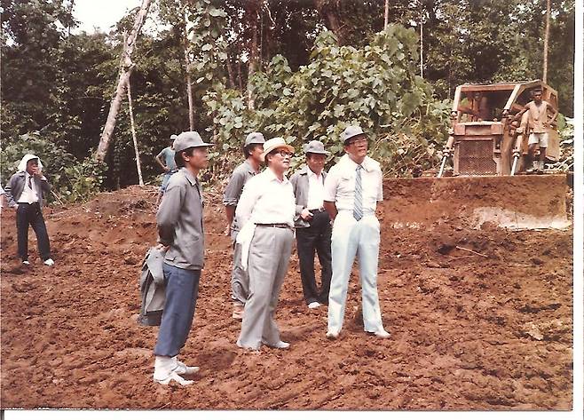 1984년 8월 한라자원 파푸아뉴기니 산림개발현장에서 국회의장단과 함께한 정인영 창업주. [사진 HL홀딩스]