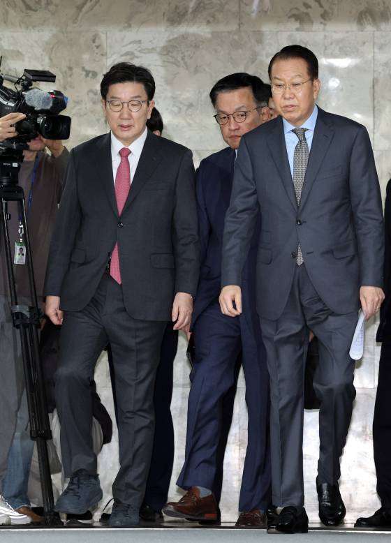 최상목 대통령 권한대행 부총리 겸 기획재정부 장관과 권영세 국민의힘 비상대책위원장, 권성동 국민의힘 원내대표 등이 지난 1월 8일 오전 서울 여의도 국회 본관에서 열린 비상 경제 안정을 위한 고위당정협의회 회의장으로 입장하고 있는 모습. 대통령실사진기자단