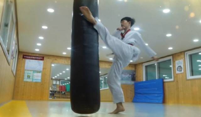 ▲ 박강유군이 태권도 도장에서 운동에 매진하고 있는 모습.  KBS 방송 화면 갈무리