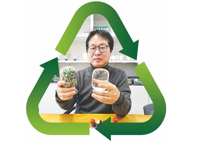 김경진 경북대 생명공학부 교수가 지난 19일 연구실에서 재활용 플라스틱의 원료가 되는 유색 플레이크(플라스틱 분쇄물)와 이를 분해해 만든 투명한 반응물을 들고 있다. 김 교수가 개발한 생물학적 재활용 기술은 유색 플레이크나 다른 플라스틱이 혼합된 페트(PET)라도 선택적으로 분해해 고품질 재생 원료를 생산하는 것이 가능하다.