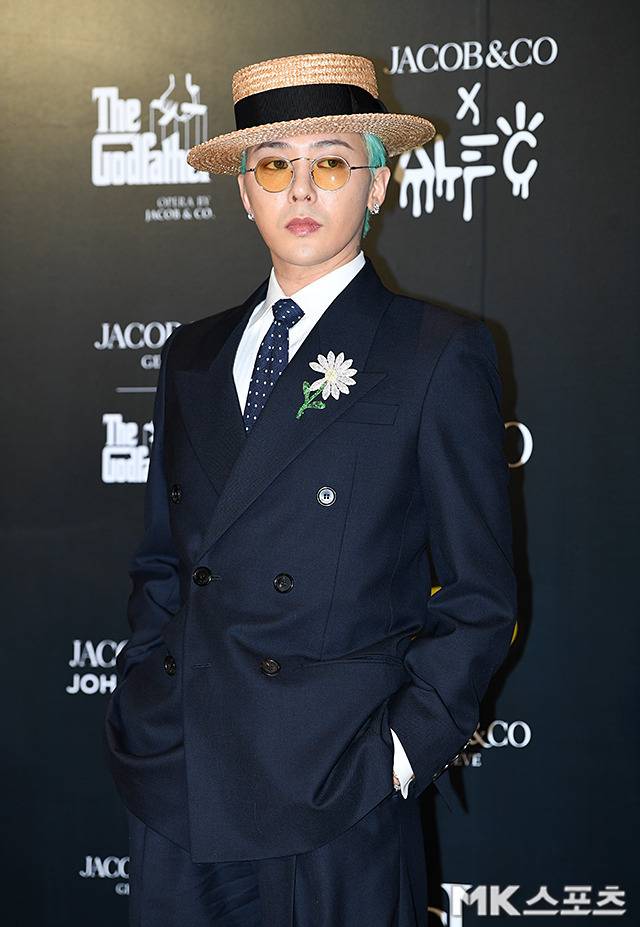 지드래곤은 네이비 컬러의 더블 브레스티드 슈트 셋업을 선택했다.사진=천정환 기자