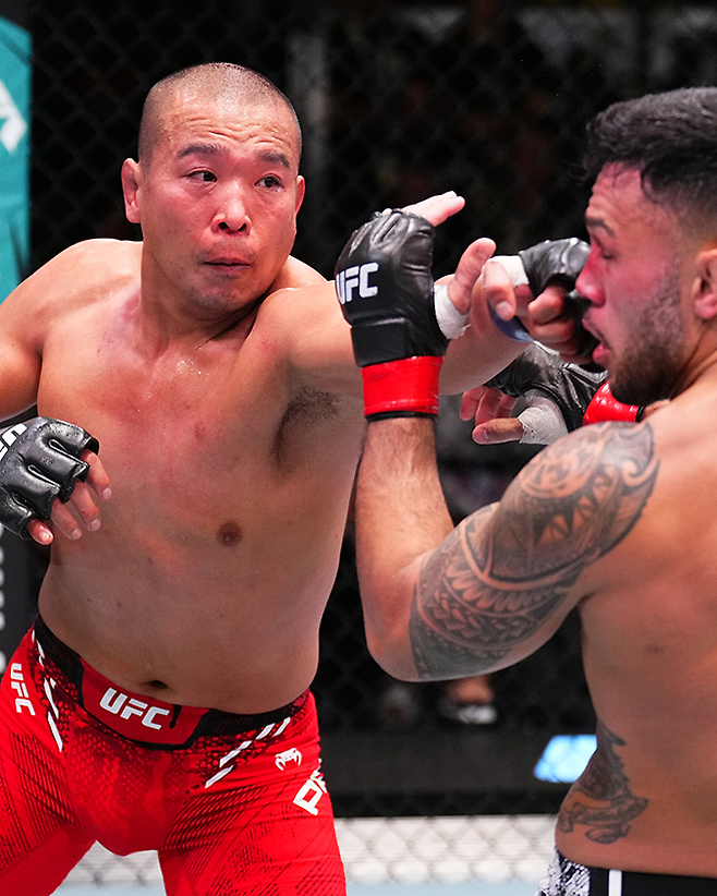 박준용(왼쪽)이 2024년 10월 APEX 무관중 경기에서 전 UFC 미들급 8위 브래드 터배리스를 때리고 있다. 사진=TKO