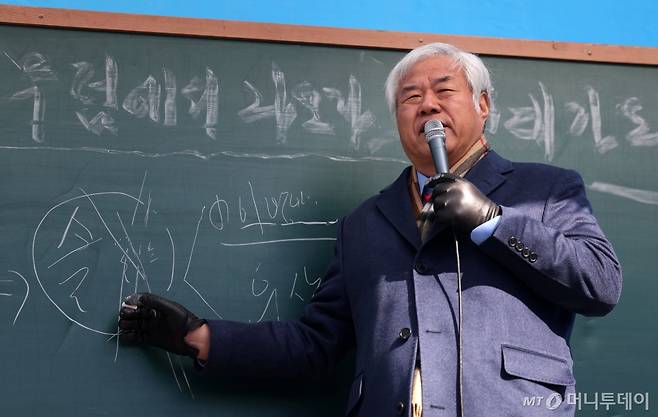 서울 중구 세종대로에서 사랑제일교회 주최로 열린 전국 주일 연합 예배에서 전광훈 목사가 설교하고 있다./사진=뉴시스