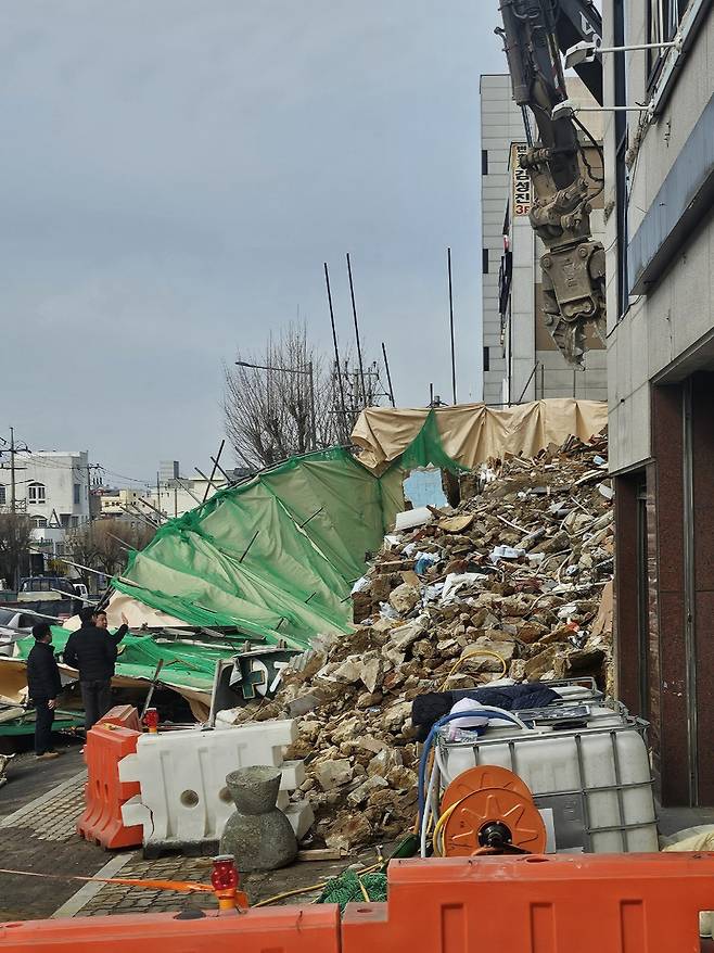 25일 오후 광주 동구 지산사거리 한 건축물 철거 현장에서 건물 가림막이 무너져 소방 당국 등 관계자들이 조치를 취하고 있다. /사진=뉴시스, 광주 동구 제공