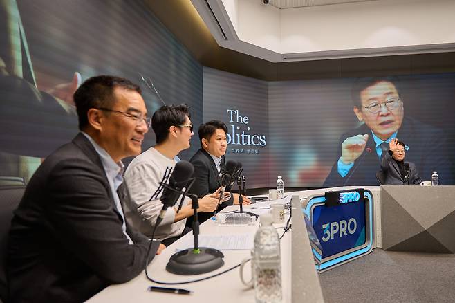 이재명 더불어민주당 대표가 24일 서울 영등포구 삼프로TV 여의도 오픈스튜디오에서 진행자들과 방송 도중 시민들을 향해 손을 흔들고 있다. [사진=더불어민주당 공보국 제공]