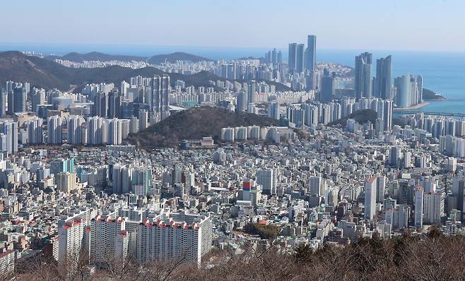 부산 수영구와 해운대구 일대 아파트와 고층빌딩 모습  [연합]