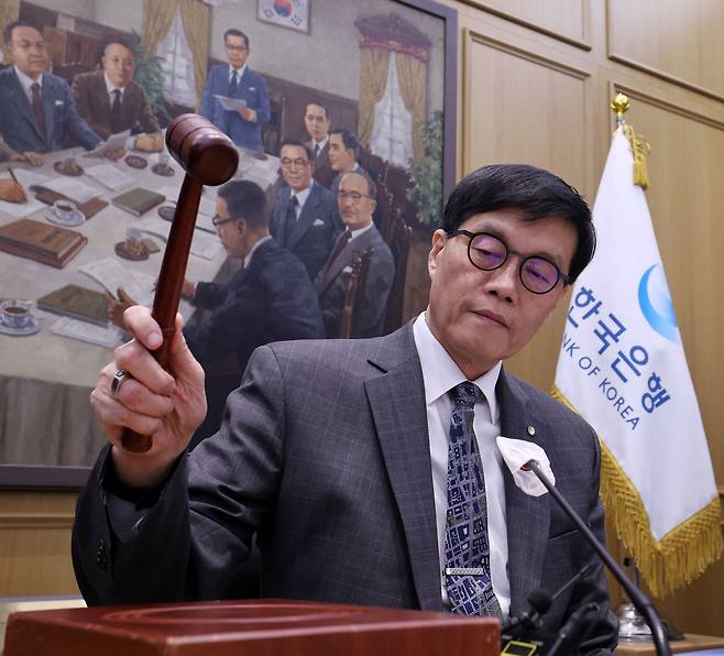 이창용 한은 총재가 25일 금융통화위원 6명 중 4명이 3개월 내 기준금리를 2.75%로 유지해야 한다는 의견을 가졌다고 전했다. 다만, 금리 인하 기조는 계속될 것이라며 총 2~3회 인하를 전망하는 시장 의견과 금통위 내부 의견이 크게 다르지 않다고 밝혔다. 사진은 이날 서울 중구 한국은행에서 열린 금통위 본회의에서 의사봉을 두드리고 있는 이 총재 [사진공동취재단]