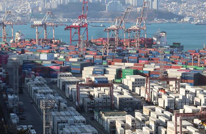 부산항 신선대부두에 쌓인 수출입 화물. [연합]