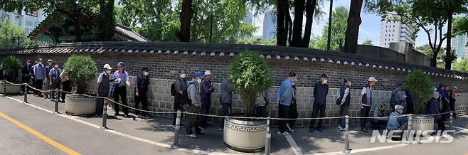 [서울=뉴시스] 조성봉 기자= 서울 종로구 탑골공원 인근에서 노인들이 무료 배식을 받기 위해 줄지어 서 있는 모습. 2023.06.04. suncho21@newsis.com