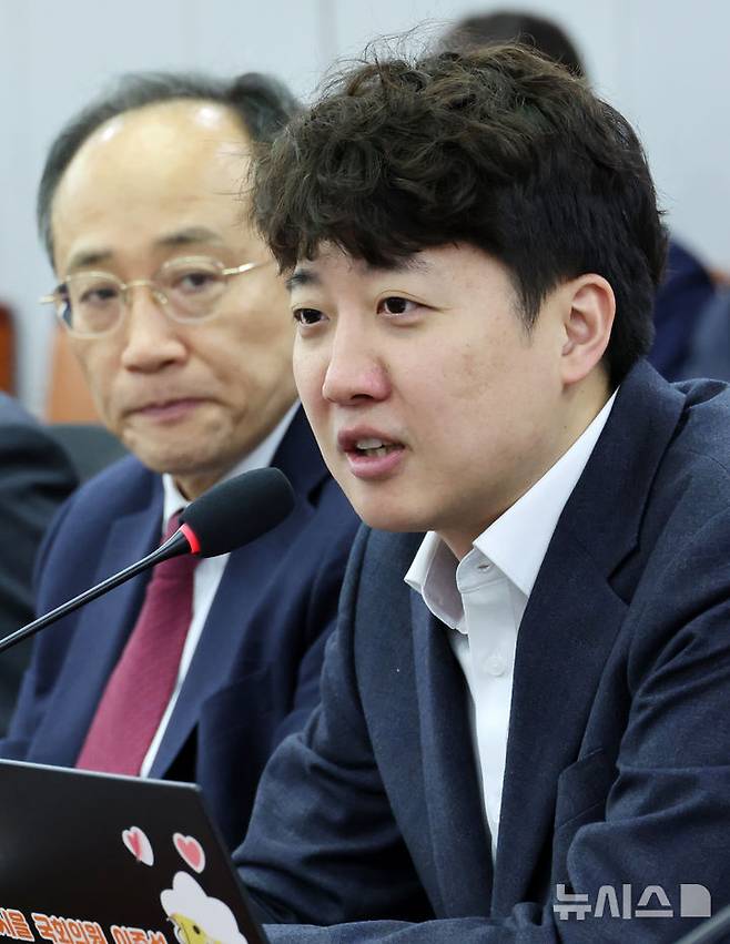 [서울=뉴시스] 조성우 기자 = 이준석(오른쪽) 개혁신당 의원이 25일 오전 서울 여의도 국회 의원회관에서 열린 대한민국 미래혁신포럼 '한일수교 60주년의 과제와 비전' 제4차 세미나에서 발언하고 있다. 왼쪽은 추경호 국민의힘 의원. 2025.02.25. xconfind@newsis.com