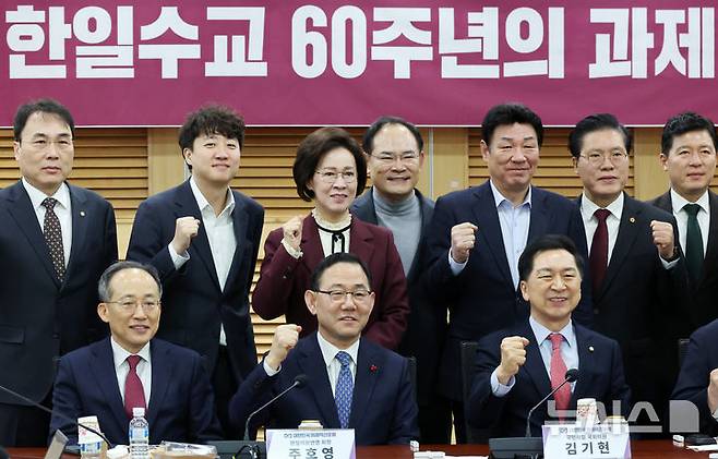[서울=뉴시스] 조성우 기자 = 이준석(뒷줄 왼쪽 두 번째) 개혁신당 의원이 25일 오전 서울 여의도 국회 의원회관에서 열린 대한민국 미래혁신포럼 '한일수교 60주년의 과제와 비전' 제4차 세미나에서 추경호(앞줄 왼쪽부터) 국민의힘 의원, 주호영 한일의원연맹 회장, 김기현 의원 등 참석자들과 기념촬영하고 있다. 2025.02.25. xconfind@newsis.com