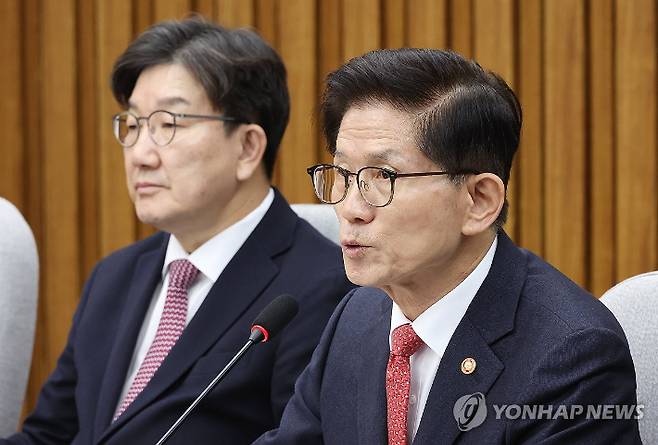 (서울=연합뉴스) 김주형 기자 = 김문수 고용노동부 장관이 21일 국회에서 열린 국민안전점검 당정협의회에서 발언하고 있다. 왼쪽은 권성동 원내대표. 2025.2.21 kjhpress@yna.co.kr 연합뉴스