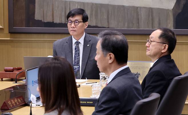 이창용 한국은행 총재가 25일 서울 중구 한국은행 본관에서 금융통화위원회 본회의를 주재하고 있다. 연합뉴스