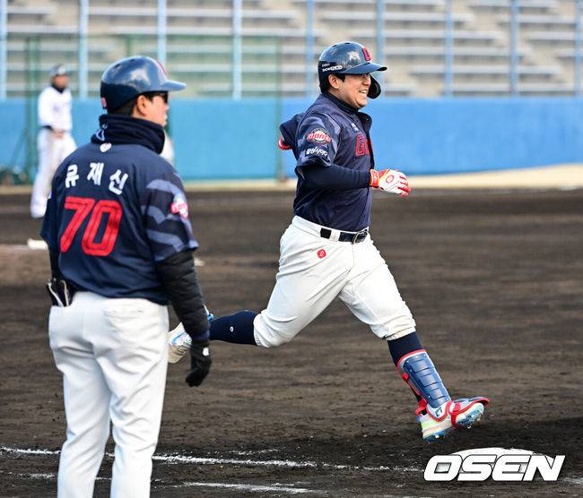 [OSEN=미야자키(일본), 지형준 기자]&nbsp;프로야구 롯데 자이언츠가 2차 스프링캠프 첫 평가전에서 역전패 쓴맛을 봤다.&nbsp;김태형 감독이 이끄는 롯데 자이언츠는 23일 일본 미야자키현 이치난시 난고스타디움에서 열린 일본프로야구 세이부 라이온스와 2차 스프링캠프 첫 연습경기에서 5-6 역전패를 당했다. 세이부 라이온스는 전날 같은 장소에서 펼쳐진 두산 베어스에게 4-5로 패했다.&nbsp;8회 롯데 유강남이 우전 안타를 날리며 1루 베이스를 빏고 있다. 2025.02.23 /jpnews@osen.co.kr