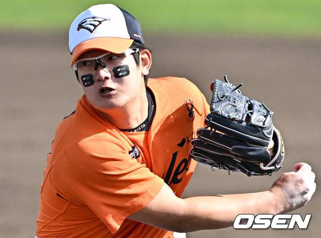[OSEN=오키나와(일본), 조은정 기자]&nbsp;7회말 한화 김서현이 역투하고 있다. 2025.02.21 /cej@osen.co.kr