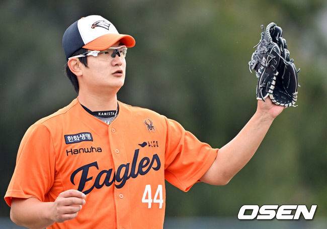 [OSEN=오키나와(일본), 조은정 기자] 한화 김서현이 불펜피칭에 앞서 캐치볼을 하고 있다. 2025.02.21 /cej@osen.co.kr