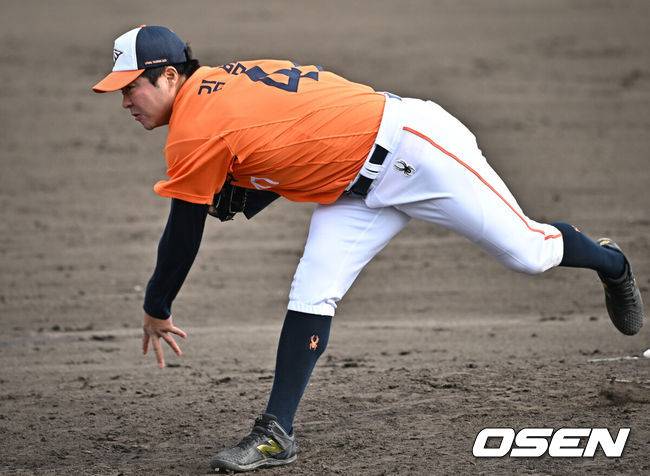 [OSEN=오키나와(일본), 조은정 기자] 한화 김범수가 역투하고 있다. 2025.02.21 /cej@osen.co.kr