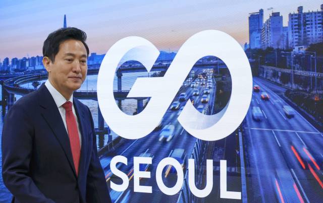 ▲오세훈 서울시장이 24일 서울시청 브리핑룸에서 교통수단 통합브랜드 'GO SEOUL(고 서울)'을 소개하기 위해 연단으로 향하고 있다. 고 서울 적용 대상은 기후동행카드로 탑승 가능한 버스, 지하철, 공공자전거 따릉이, 한강버스 4가지다. ⓒ연합뉴스
