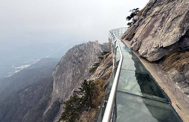 안휘성 명당산 유리 잔도.