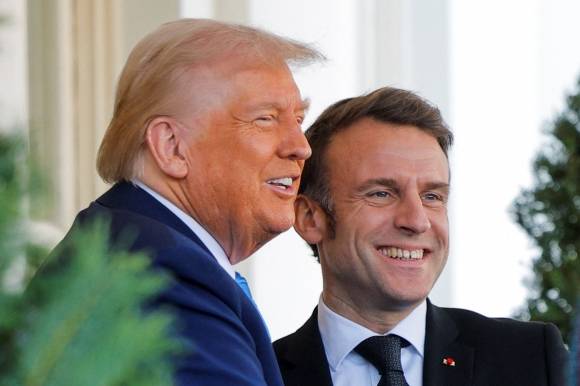 도널드 트럼프(왼쪽) 미국 대통령과 에마뉘엘 마크롱 프랑스 대통령이 24일(현지시간) 미국 워싱턴DC 백악관에서 열린 정상회담을 위해 만나서 인사하고 있다. 2024.2.24 로이터 연합뉴스