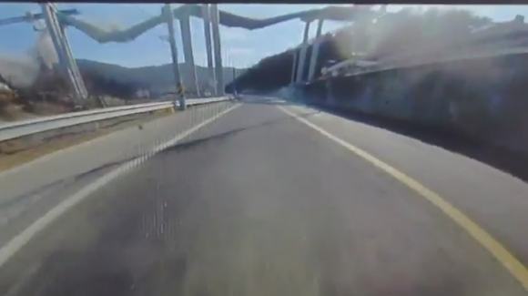 25일 오전 9시 49분쯤 경기 안성시 서운면 산평리 6-9 일대 서울세종고속도로 안산~용인 구간 연결공사 교량 작업 중 교량이 붕괴되는 사고가 발생했다. 이 사고로 8명의 사상자가 발생한 것으로 전해졌다. 2025.2.25. (독자 제공) 연합뉴스