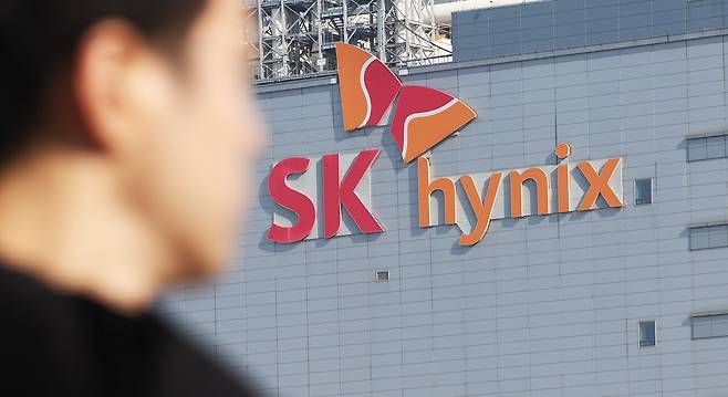 SK하이닉스가 고대역폭 메모리(HBM)에 힘입어 지난해 4분기와 연간 모두 사상 최대 실적을 새로 썼다. 사진은 1월23일 오후 경기도 이천시 SK하이닉스 본사 모습. ⓒ연합뉴스