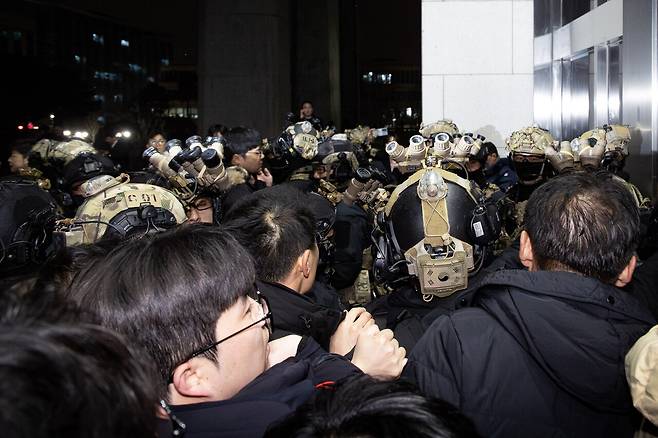 12·3 비상계엄 선포 이후, 무장한 계엄군이 국회의사당 3층 본회의장 인근 복도에서 진입을 시도하고 있다. ⓒ시사IN 박미소