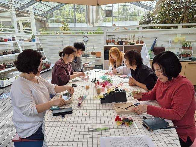 장애인 평생학습도시 모임 원예활동 모습&nbsp;ⓒ성남시 제공