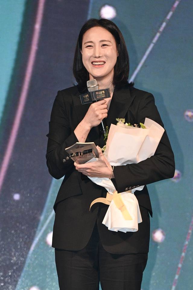 시상대에 올라 수상 소감을 전하는 김정은. /사진=WKBL 제공