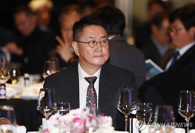 한경협 정기총회 참석한 이석우 두나무 대표 (서울=연합뉴스) 김인철 기자 = 이석우 두나무 대표가 20일 서울 영등포구 FKI타워에서 열린 한국경제인협회 제64회 정기총회에 참석하고 있다. 2025.2.20 yatoya@yna.co.kr
