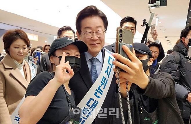 이재명 더불어민주당 대표가 지난 24일 서울고속버스터미널에 방문해 시민들과 사진을 촬영하고 있다 (사진=이데일리 이배운)