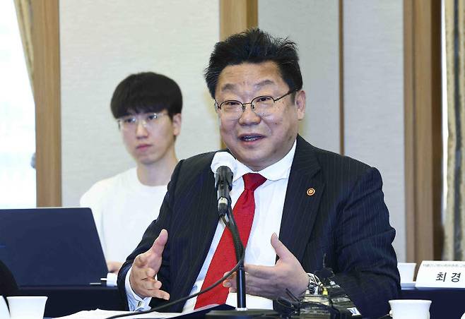 주형환 저출산고령사회위원회 부위원장이 26일 서울 중구 한국프레스센터에서 열린 기자간담회에서 발언하고 있다. (사진=뉴시스)