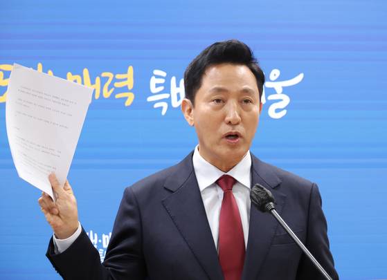 오세훈 서울시장이 3일 오후 서울시청 브리핑룸에서 명태균 씨에 대한 고소장을 들어 보이고 있다. 〈사진=연합뉴스〉