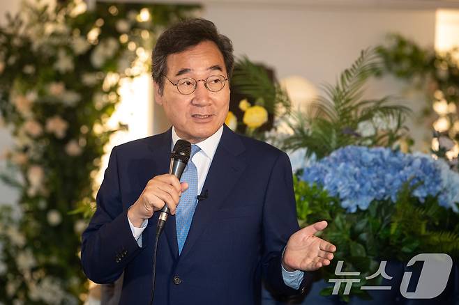 이낙연 전 총리가 26일 서울 동대문구 한 카페에서 열린 2024 한중청소년문화교류축제 제14회 푸른별포럼에서 '나의 청년시절이야기'를 주제로 특강을 하고 있다. 2024.5.26/뉴스1 ⓒ News1 유승관 기자