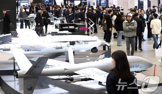 26일 부산 해운대구 벡스코 제1전시장에서 열린 'DSK 2025(드론쇼코리아)'에서 관람객들이 다양한 드론을 살펴보고 있다. 오는 28일까지 열리는 이번 행사에는 역대 최대인 15개국, 306개 사가 1130 부스 규모로 참가하는 전시회와 콘퍼런스, 다양한 체험 이벤트 등으로 구성된다. 2025.2.26/뉴스1 ⓒ News1 윤일지 기자