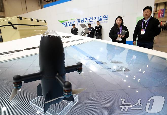 26일 부산 해운대구 벡스코 제1전시장에서 열린 'DSK 2025(드론쇼코리아)'에서 관람객들이 니어스랩 부스에서 고속 요격 AI 드론 '카이든'(KAiDEN)을 살펴보고 있다. 오는 28일까지 열리는 이번 행사에는 역대 최대인 15개국, 306개 사가 1130 부스 규모로 참가하는 전시회와 콘퍼런스, 다양한 체험 이벤트 등으로 구성된다. 2025.2.26/뉴스1 ⓒ News1 윤일지 기자