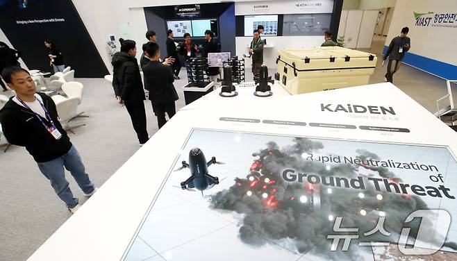 26일 부산 해운대구 벡스코 제1전시장에서 열린 'DSK 2025(드론쇼코리아)'에서 관람객들이 니어스랩 부스에서 군집 자율비행 공격 드론 'XAiDEN' 등을 살펴보고 있다. 오는 28일까지 열리는 이번 행사에는 역대 최대인 15개국, 306개 사가 1130 부스 규모로 참가하는 전시회와 콘퍼런스, 다양한 체험 이벤트 등으로 구성된다. 2025.2.26/뉴스1 ⓒ News1 윤일지 기자