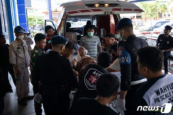 인도네시아 술라웨시섬의 모로왈리 산업단지 내 니켈 제련소에서 지난 24일 발생한 폭발 사고로 다친 사람들이 병원으로 이송되고 있다. 2023.12.24 ⓒ AFP=뉴스1