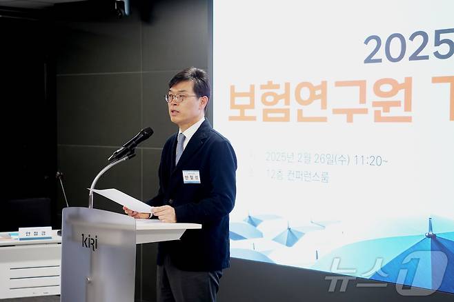 (서울=뉴스1) 박재찬 보험전문기자 = 안철경 보험연구원장은 26일 기후변화 등에 대응하기 위해 일반보험 시장에 대한 연구와 생명보험사 시장의 경쟁력 확보를 위한 자산운용 역량 강화 연구를 확대하겠다고 밝혔다../사진제공=보험연구원