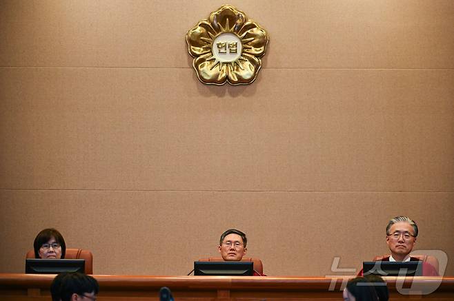 이미선 헌법재판관(왼쪽부터), 문형배 헌법재판소장 직무대행, 김형두 헌법재판관이 25일 서울 종로구 헌법재판소 대심판정에서 열린 윤석열 대통령 탄핵심판 최종 변론에 입장해 재판을 기다리고 있다. 2025.2.25/뉴스1 ⓒ News1 사진공동취재단