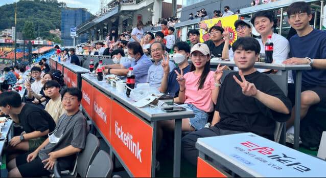 KAIST 테라랩 연구생들이 지난 해 야구장을 찾아 한화 경기를 관람했다.(사진=KAIST 테라랩 홈페이지)