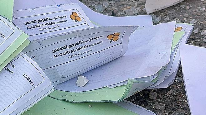 이스라엘의 공습으로 여러 AQAH 지부가 타격을 입은 다음 날인 2024년 10월 21일, 레바논 아크비예 소재 AQAH 지부 건물 밖에 문서가 나뒹굴고 있다