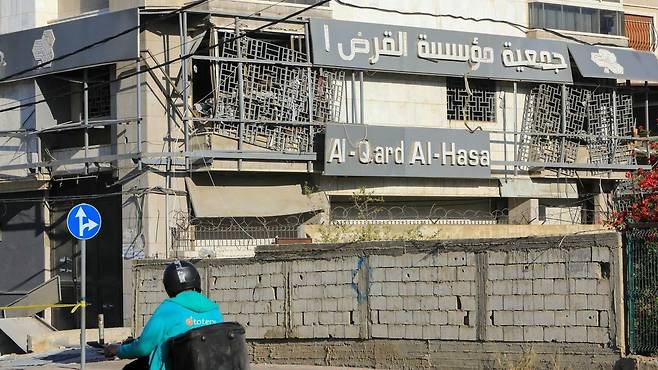 베이루트 남쪽 교외에 자리한 이 AQAH 지부는 2024년 10월 21일 이스라엘의 야간 공습으로 피해를 입었다