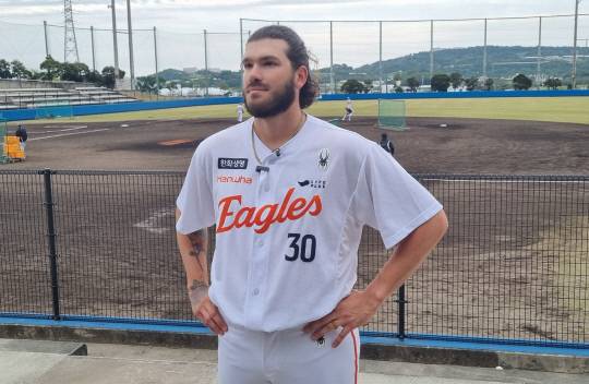 2025시즌 KBO 한화이글스에 합류한 코디 폰세(30)가 26일 일본 오키나와 고친다 야구장에서 올 시즌 각오를 밝히고 있다. 김민 기자