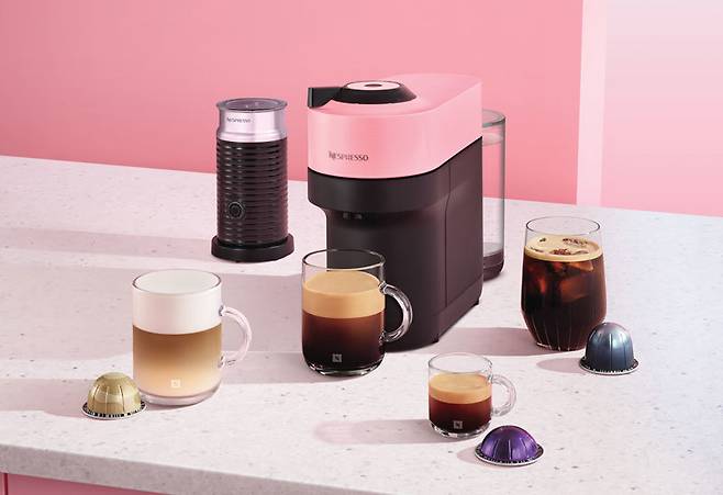 콤팩트한 사이즈와 감각적인 색감이 돋보이는 네스프레소의 커피 머신 ‘버츄오 팝’ 캔디핑크. 네스프레소 제공