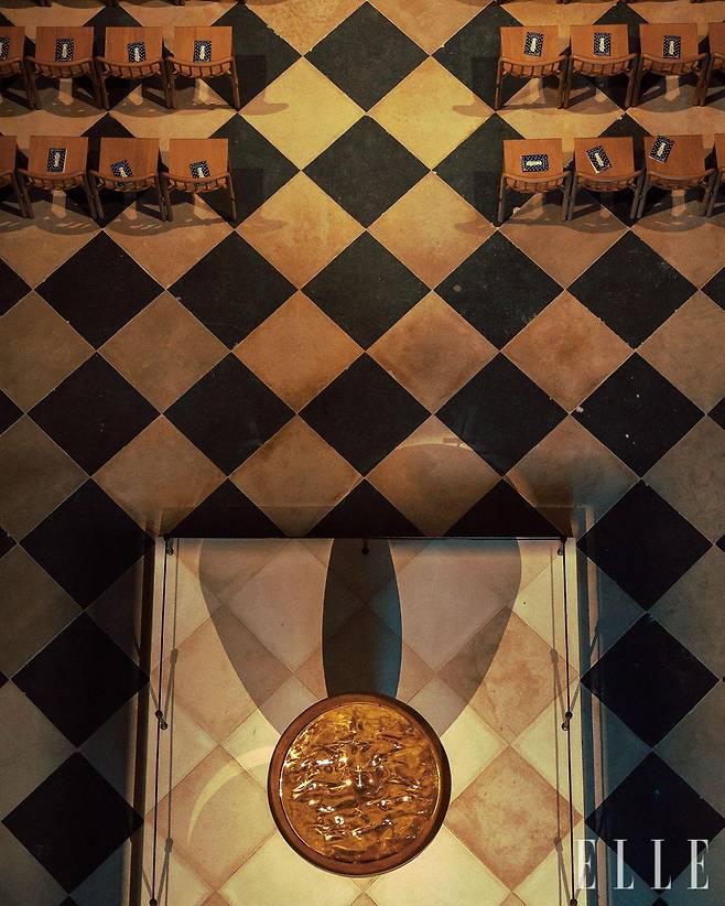 위에서 내려다본 대성당. 프랑스 참나무로 만든 의자와 정교하게 연마한 청동으로 제작된 세례대 덮개는 물결 모양으로 완성돼 성수를 연상시킨다.