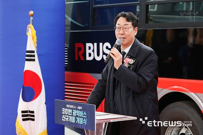 정명근 경기 화성시장이 25일 남양읍 현대기아연구소 후문 앞에서 서울역으로 직행하는 광역버스 5101번의 개통식에 참여해 인사말을 하고 있다.